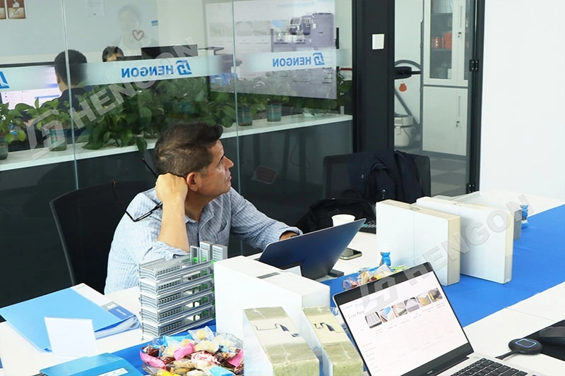 Cliente chileno discute proyectos de almacén y almacenamiento en frío con Hengon Cliente chileno discute proyectos de almacén y almacenamiento en frío con Hengon