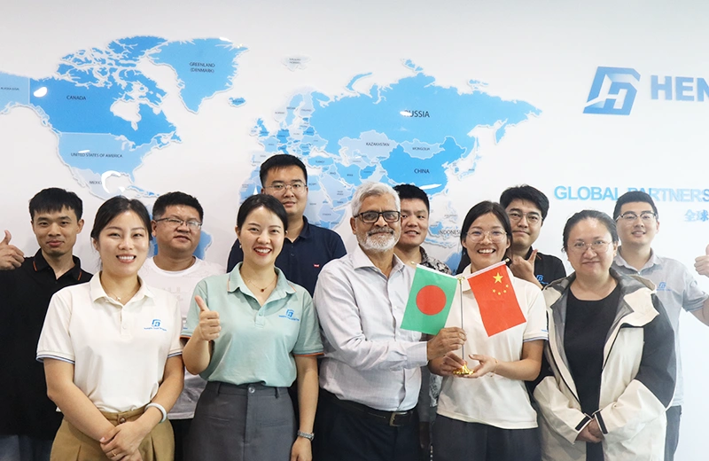 Damos la bienvenida a los clientes de Bangladesh a visitar nuestra fábrica.